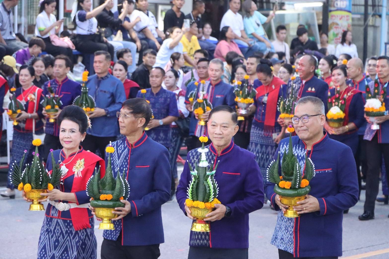 บรรยากาศช่างงดงามตระการตา  เกล้าเจ้าหน้าที่พัฒนาชุมขนจังหวัดนครพนม โดยการนำของ นางพนิดา  อุระศิลป์ พัฒนาการจังหวัดนครพนม ร่วมเป็นส่วนหนึ่งในพลังศรัทธา นางรำกว่า 1,500 คน พร้อมใจร่ายรำบวงสรวงพญาศรีสัตตนาคราช ที่เต็มเปี่ยมไปด้วยพลังแห่งความเลื่อมใส