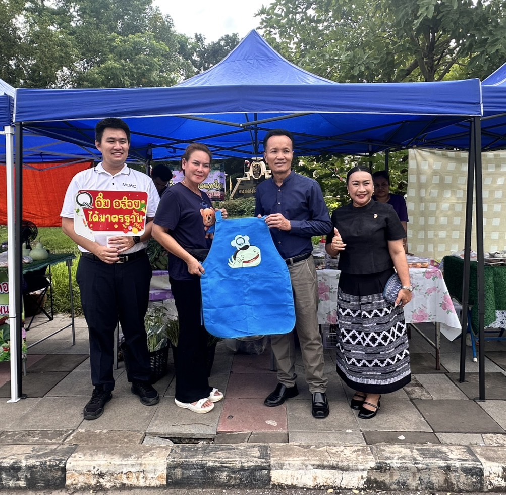 เกษตรและสหกรณ์จังหวัดนครพนม ร่วมกับพช.นครพนมขับเคลื่อนยกระดับตลาดชุมชนนครพนมสุขใจ มอบผ้ากันเปื้อนขับเคลื่อนผู้ประกอบการอาหารปลอดภัย